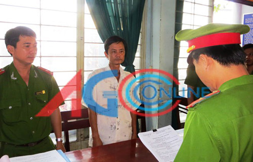 Tài xế Đỗ Công Vũ (đứng giữa) nghe công an đọc lệnh bắt giữ về hành vi " Vi phạm quy định về điều khiển phương tiện giao thông đường bộ". Ảnh báo An Giang.