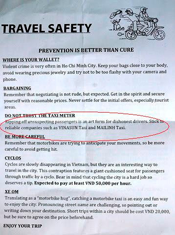 Nội dung tờ rơi bằng tiếng Anh phát cho du khách, công an phường Phạm Ngũ Lão khuyến cáo du khách đề phòng khi đi taxi và "không quên" giới thiệu các hãng taxi có uy tín như Mai Linh, Vinasun...