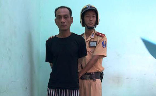 Tên cướp bị lực lượng CSGT - CSCĐ công an TP HCM tóm gọn ngay sau khi gây án.