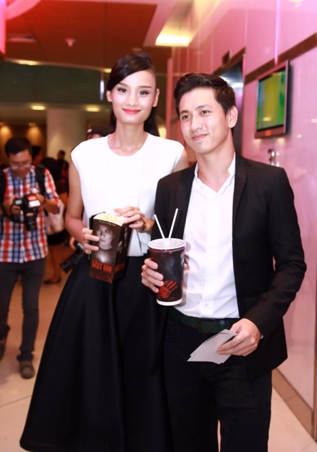 Đặc biệt, bạn trai cũng thường xuyên là người tháp tùng Lê Thúy tham dự các sự kiện. Khải An cũng chuyển về Việt Nam sinh sống để tiện chăm sóc bạn gái.