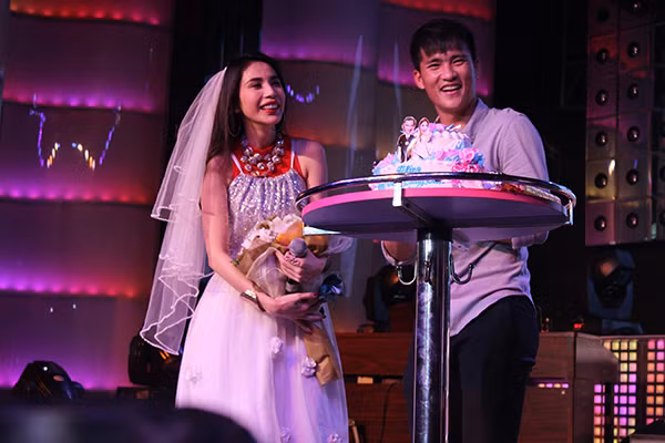 Cặp Beck-Vic của Việt Nam hết sức bất ngờ trước món quà. Cả hai nhanh chóng thực hiện các "nghi lễ" của một đám cưới và trao nhau nụ hôn ấm áp.