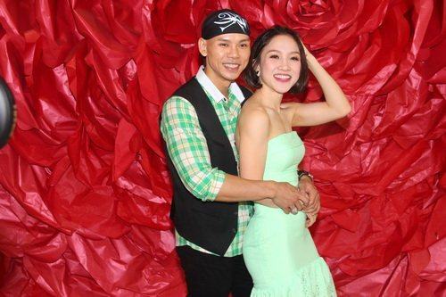 Sau kết hôn, sự nghiệp âm nhạc của Phan Đinh Tùng có phần im ắng. Nam ca sĩ cho biết, anh chủ yếu tập trung vào sáng tác và biểu diễn các tụ điểm trong và ngoài nước chứ không xuất hiện ồn ào trước báo giới như trước nữa. Anh cũng dành thời gian chăm sóc tổ ấm nhỏ bên bà xã xinh đẹp – ca sĩ Thái Ngọc Bích.