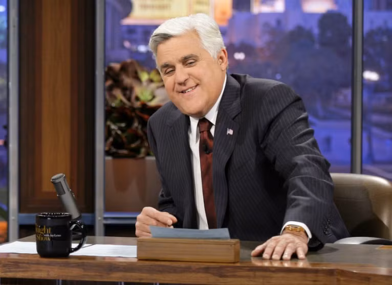  Jay Leno, tài sản: 350 triệu USD. Jay Leno là người dẫn chương trình truyền hình “The Tonight Show” (Show tối nay) nổi tiếng tại Mỹ. Mặc dù vậy, ông chỉ đầu tư một số tiền nhỏ vào chiếc xe kỳ lạ và cổ của mình.