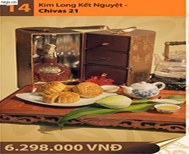Hộp bánh Kim Long Kết Nguyệt Chivas 21 của khách sạn Hà Nội có giá 6,298 triệu đồng. Hộp bánh gồm bốn bánh to nhân sen trắng, 2 lòng đỏ trứng mặn và 1 chai rượu Chivas 21 năm.