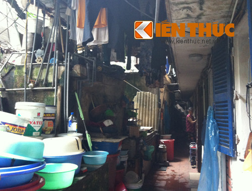 Khu nhà trở nên nhếch nhác và bẩn thỉu hơn khi người dân sống ở đây phải tận dụng mọi không gian có ánh sáng lọt vào đẻ phơi quần áo. Và thật khó có thể tưởng tượng được ngay giữa lòng Thủ đô lại có cảnh nguời dân phải sống chui rúc như trong khu ổ chuột như vậy.