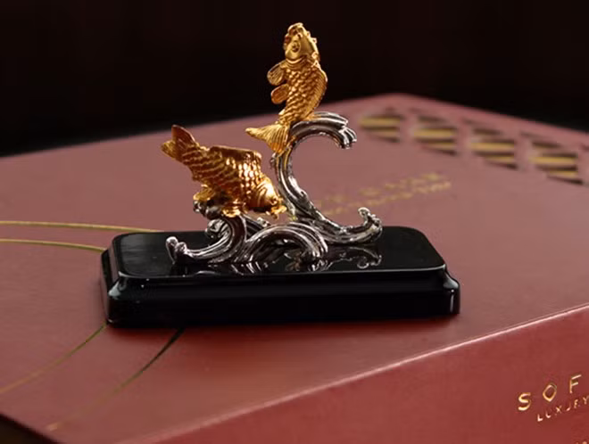 Sofitel Plaza tung ra sản phẩm hộp bánh cá chép phủ vàng 24K có giá gần 3,5 triệu đồng.