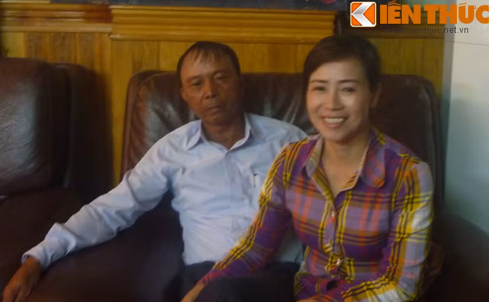 Vợ chồng ông Nguyễn Quốc Thanh rất tình cảm trong suốt cuộc trò chuyện.