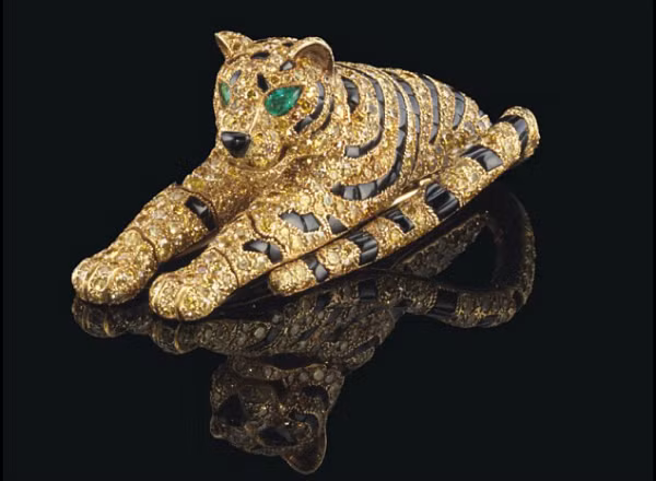 Đá mã não, kim cương, ngọc lục bảo là chất liệu chính để làm bộ trang sức này.