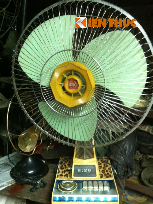 Chiếc quạt của Nhật Bản đã có thâm niên hơn 30 năm. Được mua với giá "đồng nát" vài chục nghìn nhưng sau khi sửa lại, hiện nó được định giá 1,5 triệu đồng.