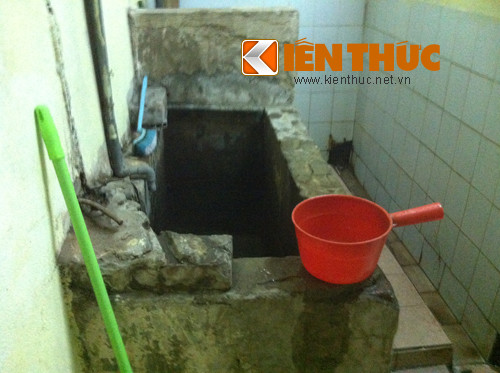 Cả dãy chỉ có hai nhà vệ sinh chung, các gia đình phải tự vá víu, cơi nới thêm bếp ăn, nhà tắm nên ngôi nhà vốn đã cũ kỹ càng thêm xập xệ, quá tải.
