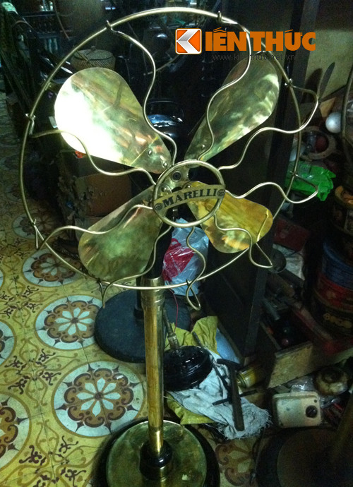 Khách hàng chủ yếu là người nước ngoài, khách du lịch, nghệ sĩ, doanh nhân, thậm chí là tham tán sứ quán… Lần giở đống cácvidít khách hàng để lại, ông Phúc tự hào: “Có những khi được gặp thần tượng ngay chính trong nhà mình như đạo diễn nghệ thuật phim Người Mỹ thầm lặng Micheal Di Gregrio hay giám đốc Appollo Việt Nam, tổng giám đốc hãng Mercedes Benz Việt Nam…".