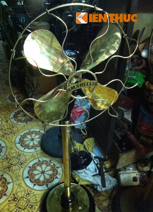 Khách hàng chủ yếu là người nước ngoài, khách du lịch, nghệ sĩ, doanh nhân, thậm chí là tham tán sứ quán… Lần giở đống cácvidít khách hàng để lại, ông Phúc tự hào: “Có những khi được gặp thần tượng ngay chính trong nhà mình như đạo diễn nghệ thuật phim Người Mỹ thầm lặng Micheal Di Gregrio hay giám đốc Appollo Việt Nam, tổng giám đốc hãng Mercedes Benz Việt Nam…".