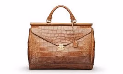 Những chiếc túi xách hàng hiệu chính là ứng cử viên sáng suốt cho danh mục quà tặng này. Quan trọng hơn cả, bạn sẽ làm cho thầy cô thấy thú vị lẫn ngạc nhiên khi họ được tặng một chiếc túi xách tay phù hợp cả trong công việc cũng như tham dự những sự kiện đặc biệt. Ngoài ra bạn cũng có thể chọn mua đồng hồ, khăn choàng hay tự tay làm những món đồ handmade độc đáo...để tặng thầy cô nhân dịp 20/11 này.