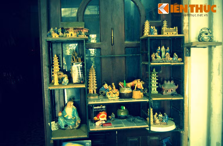  ...Cùng với rất nhiều bức tượng yêu thích được đặt gọn gàng trên giá.