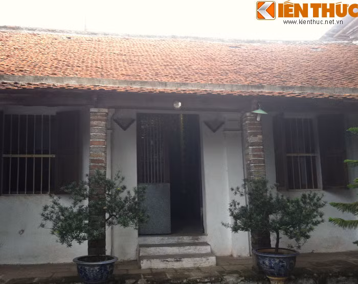 Ngôi nhà ngang phía trước được làm theo kiểu nhà Bắc Bộ, là nơi ở của người trong nhà.