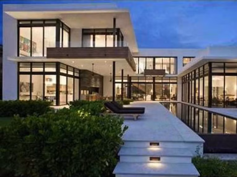 Nằm ngay bãi biển Golden Beach, bang Florida, hầu hết cửa sổ của biệt thự này đều làm bằng kính để có thể ngắm biển. Với mức giá 12,99 triệu USD, biệt thự còn có một hồ bơi hiện đại, một vũng tàu đậu riêng.