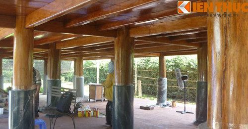 Ngôi nhà này được làm hầu hết bằng gỗ lim của vùng Tây Bắc. Chủ nhà tiết lộ ông đã phải chi phí không ít thời gian và công sức để đầu tư cho công trình này.