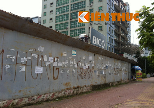 Khu đất này được UBND TP Hà Nội giao cho BIDV Thăng Long thuê để xây dựng văn phòng làm việc và giao dịch từ cuối năm 2002 và BIDV Thăng Long chính thức tiếp nhận bàn giao đất tại thực địa vào tháng 11/2003. Đến 2011, UBND TP Hà Nội tiếp tục có Quyết định số 2484/QĐ-UBND ngày 02/6/2011 của UBND Thành phố về việc giao đất và cho thuê đất dự án này. Tuy nhiên, hơn 10 năm trôi qua, đến nay dự án vẫn chỉ là một bãi đất trống được rào lại.