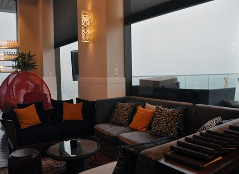 Nằm trên tầng thượng của khách sạn Sofitel Plaza nổi tiếng là một trong những quán đắt đỏ nhất, Summit Lounge. Từ đây, bạn sẽ có thể nhìn được trọn vẹn và bao quát hồ Tây, hồ Trúc Bạch, sông Hồng và đường Thanh Niên. Tuy nhiên, cửa hàng chỉ mở cửa từ 16h mỗi ngày. Nếu để thưởng thức trà hay cà phê, bạn nên đến trước 20h, vì sau đó, Summit Lounge sẽ chỉ phục vụ các loại rượu và cocktail.