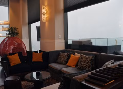 Nằm trên tầng thượng của khách sạn Sofitel Plaza nổi tiếng là một trong những quán đắt đỏ nhất, Summit Lounge. Từ đây, bạn sẽ có thể nhìn được trọn vẹn và bao quát hồ Tây, hồ Trúc Bạch, sông Hồng và đường Thanh Niên. Tuy nhiên, cửa hàng chỉ mở cửa từ 16h mỗi ngày. Nếu để thưởng thức trà hay cà phê, bạn nên đến trước 20h, vì sau đó, Summit Lounge sẽ chỉ phục vụ các loại rượu và cocktail.