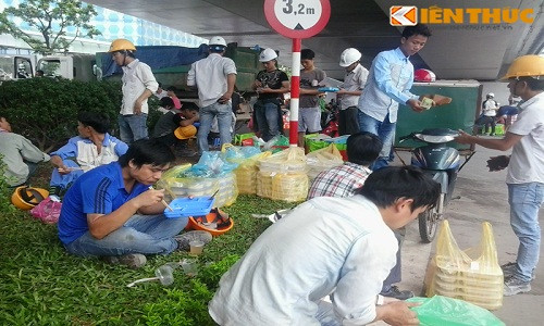 Một công nhân xây dựng cho biết, nhà thầu công trình thuê người làm với mức giá 300.000 đồng/ngày nhưng ăn uống công nhân phải tự túc nên tính ra mỗi ngày trừ tiền ăn uống và xăng xe đi lại anh chỉ còn khoảng 200.000 đồng để đút túi.