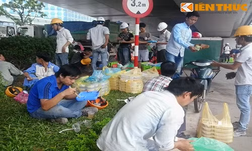 Một công nhân xây dựng cho biết, nhà thầu công trình thuê người làm với mức giá 300.000 đồng/ngày nhưng ăn uống công nhân phải tự túc nên tính ra mỗi ngày trừ tiền ăn uống và xăng xe đi lại anh chỉ còn khoảng 200.000 đồng để đút túi.