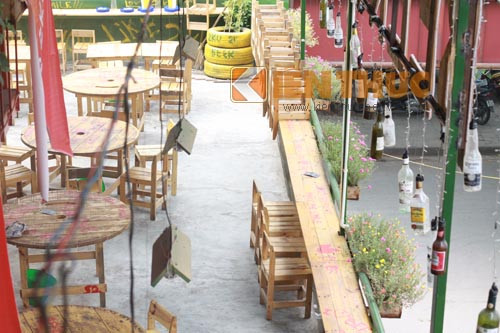 Không ai ngờ rằng, những chai lọ bỏ đi có thể trở thành những bóng đèn rất hữu ích như thế này.