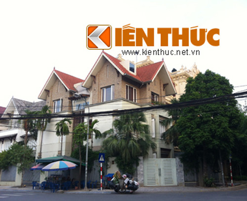 Nổi tiếng là biệt thự của đại gia Nguyễn Đức Kiên (phường Quảng An, quận Tây Hồ, Hà Nội) nằm sừng sững bên ven hồ Tây, rộng khoảng 500 m2, với 3 mặt tiền, um tùm những cây cảnh giá trị, đẹp mắt, có hồ bơi rộng 100m2, biệt thự xây dựng kiểu Pháp...