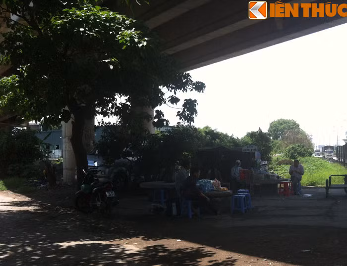 Những quán trà đá như thế này xuất hiện ở hầu hết các chân cầu vượt.