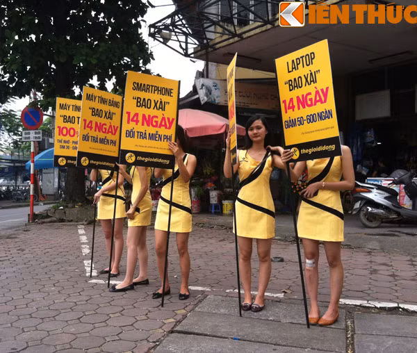 Nhiều thanh niên hiếu kỳ đã đứng lại hỏi chuyện và nhận được sự tư vấn nhiệt tình của các cô gái xinh đẹp này.