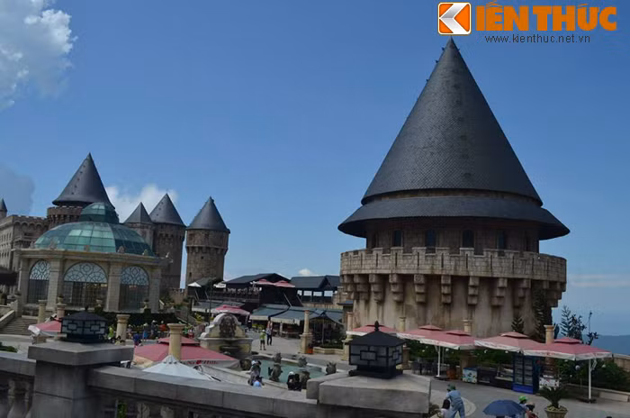 Những tòa nhà nối tiếp nhau tạo cho công trình vẻ đẹp vừa cổ kính vừa hiện đại.