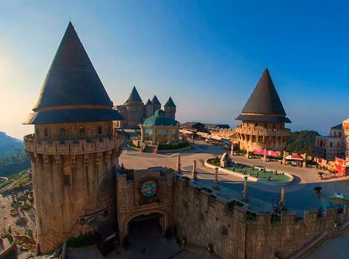 Ở mọi góc nhìn tòa lâu đài vẫn toát lên vẻ đẹp lộng lẫy và kiêu sa...