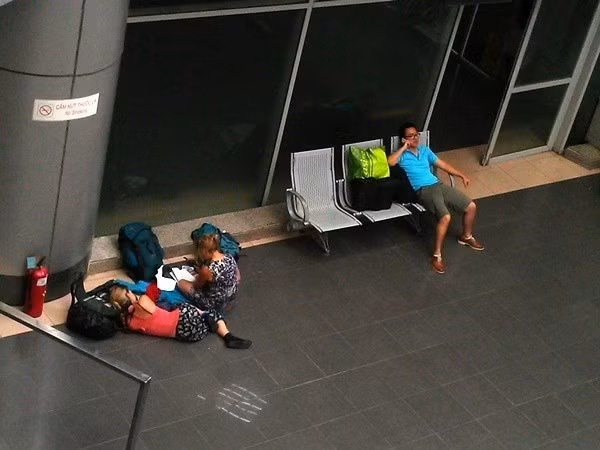 Dịch vụ này được xây dựng xuất phát từ nhu cầu của du khách muốn có một không gian riêng để nghỉ ngơi, thư gian giải trí trong thời gian chờ đợi lên máy bay. Trong ảnh là cảnh hành khách vạ vật khi không thể tìm một nơi nghỉ ngơi.