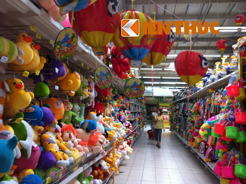 Tràn ngập thú bông và đồ chơi trên các gian hàng khiến trẻ em vô cùng thích thú khi đến siêu thị này.