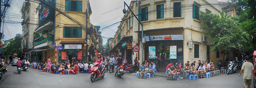 Thực khách tập trung tại các quán vỉa hè trên phố Tạ Hiện.