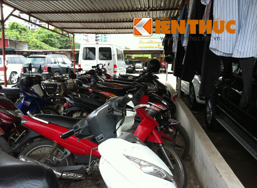 Có vị trí đắc địa gần với nhiều tòa nhà lớn nên đây còn là bãi gửi xe máy của nhân viên các công ty lân cận.