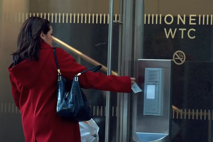 Nhân viên của các cơ quan thuê trong tòa tháp đã bắt đầu đi làm việc bình thường.