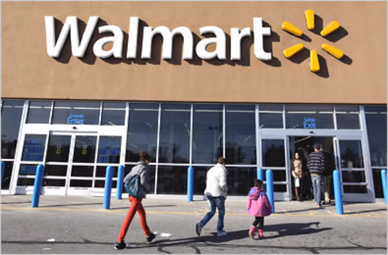 1. Wal-Mart Stores Inc (trụ sở: Hoa Kỳ, tổng số nhân viên: 2.200.000 người, doanh thu: 476,3 tỷ USD, lĩnh vực: bán lẻ). Wal-Mart Stores được coi là công ty sử dụng lượng lao động lớn nhất thế giới. Tuy nhiên, công ty phải đối mặt với nhiều cuộc đấu tranh gay gắt của nhân viên bởi mức lương quá thấp hay việc sử dụng những lao động có tay nghề kém.