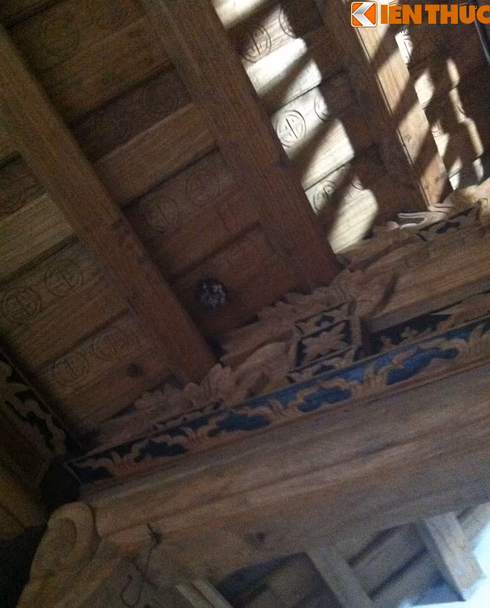 Cột kèo được làm theo kiểu Mộng Thắt, tường xây bằng gạch Bát Tràng với vữa được làm từ vôi, mật và muối.