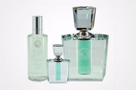 Mọi chú cún dù được chăm sốc tốt đến đâu đều có thể tỏa mùi không mấy dễ chịu. Nắm bắt được điều này, công ty Les Poochs đã cho ra đời loại nước hoa dành cho chó có tên V.I.P. Được quảng cáo là “kích thích sự êm dịu của khướu giác cho những ai có may mắn được ngửi”, mùi hương của lọ nước hoa được chiết xuất từ hoa mộc và được bán với giá 3.000 USD cho loại dung tích khoảng 100ml.