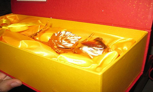 Những bông hoa hồng mạ vàng 24k được thiết kế phù hợp và tinh xảo hơn phục vụ nhu cầu quà tặng trong dịp 20/10 này. Bạn có thể tháo lắp các cánh của bông hoa, hay phần nhụy thiết kế rỗng để có thể cho một lọ nước hoa vào tạo mùi hương “tự nhiên”. Hiện hoa hồng phủ vàng 24k giá 3 triệu đồng/bông, hồng mạ vàng trắng là 4,5 triệu đồng/bông, hoa hồng mạ vàng kèm nước hoa có giá từ 6 triệu đồng/bông trở lên.