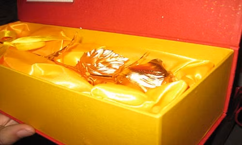 Những bông hoa hồng mạ vàng 24k được thiết kế phù hợp và tinh xảo hơn phục vụ nhu cầu quà tặng trong dịp 20/10 này. Bạn có thể tháo lắp các cánh của bông hoa, hay phần nhụy thiết kế rỗng để có thể cho một lọ nước hoa vào tạo mùi hương “tự nhiên”. Hiện hoa hồng phủ vàng 24k giá 3 triệu đồng/bông, hồng mạ vàng trắng là 4,5 triệu đồng/bông, hoa hồng mạ vàng kèm nước hoa có giá từ 6 triệu đồng/bông trở lên.