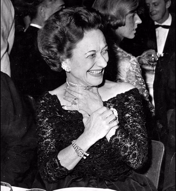 Bà Wallis Simpson tại một bữa tiệc của Lido Revue ở Paris vào năm 1959 với bộ trang sức đắt giá.