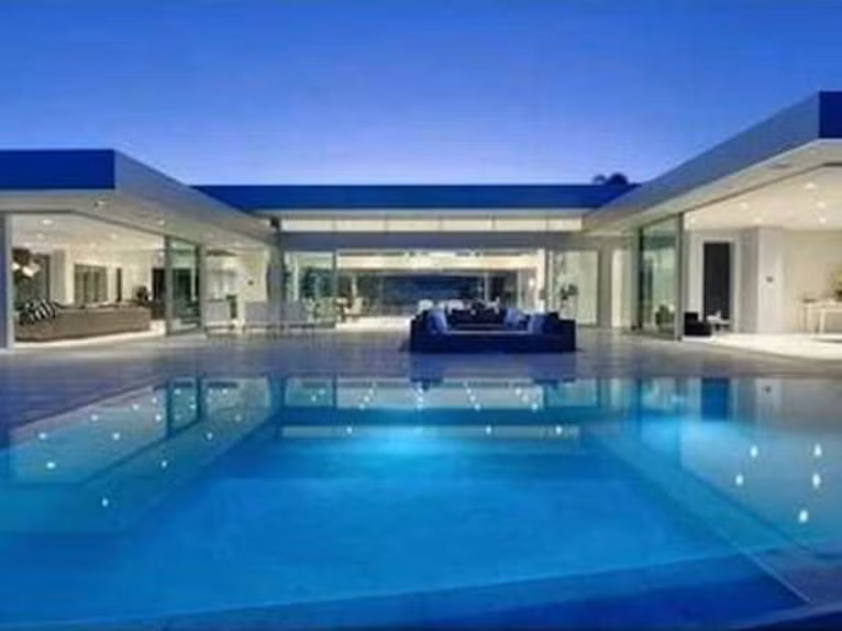 Với bể bơi rộng rãi, phòng chiếu phim riêng, nhiều thiết bị làm từ thủy tinh, biệt thự siêu đẹp tại 1620 Carla Ridge, Beverly Hills, California gần giống với một cửa hàng Apple. Theo ước tính, biệt thự có giá: 27,99 triệu USD.