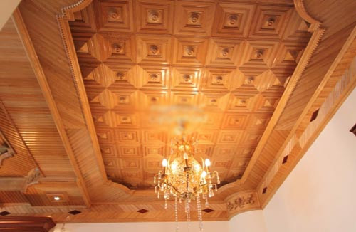 Gỗ ốp trần màu vàng kết hợp với hệ thống đèn trần tạo cho căn phòng có một vẻ đẹp lung linh.