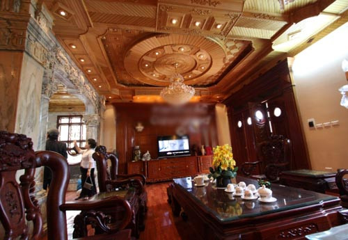 Toàn bộ phòng khách của ngôi biệt thự ngập tràn nội thất bằng gỗ.