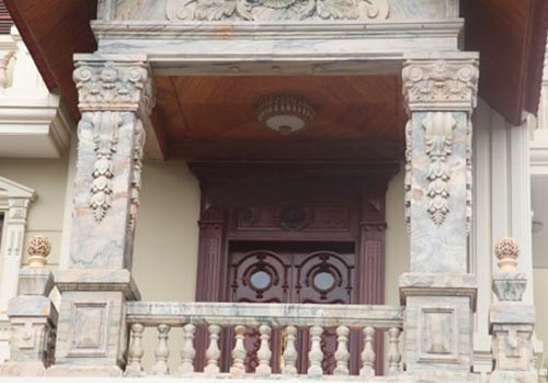 Tuy nhiên, ít ai biết rằng ở bên trong, ngôi biệt thự còn được trang trí bằng những nội thất siêu sang trọng. Từ hệ thống cửa đến nội thất các phòng trong nhà đều được làm bằng các loại gỗ đắt tiền.