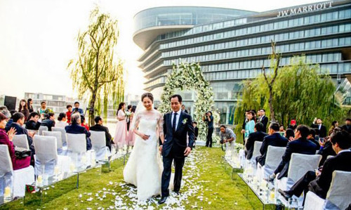 4. Khách sạn JW Marriott Hanoi (Số 8 Đỗ Đức Dục, Mễ Trì, Nam Từ Liêm): Tại khách sạn này, lễ cưới có thể được tổ chức trong không gian ngoài trời, bên cạnh hồ và có tiệc Á hoặc Âu trong phòng đại tiệc. Là một trong những khách sạn sang trọng bậc nhất Hà Nội nên giá tiệc tại đây từ 750.000 đồng/người, chưa kể nước uống và phí phục vụ.
