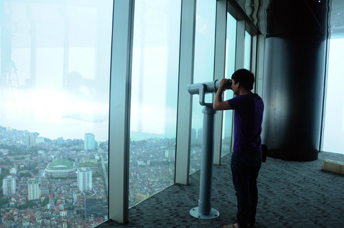 Ngay sau khi khai trương tòa nhà cao thứ hai Việt Nam thì nổi bật trong các dịch vụ của Lotte Center là khu giải trí Sky Walk đặt trên tầng cao nhất, dành cho các khách hàng muốn ngắm nhìn Hà Nội từ trên cao. Hệ thống máy ngắm được đặt dọc các ô cửa kính để cho khách hàng sử dụng. Khu ban công bằng kính trong suốt ở Sky Walk khiến nhiều khách hàng thích thú vừa ngắm nhìn cảnh đẹp vừa tận hưởng cảm giác mạnh.