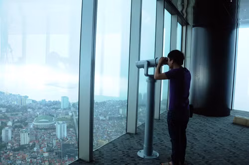 Ngay sau khi khai trương tòa nhà cao thứ hai Việt Nam thì nổi bật trong các dịch vụ của Lotte Center là khu giải trí Sky Walk đặt trên tầng cao nhất, dành cho các khách hàng muốn ngắm nhìn Hà Nội từ trên cao. Hệ thống máy ngắm được đặt dọc các ô cửa kính để cho khách hàng sử dụng. Khu ban công bằng kính trong suốt ở Sky Walk khiến nhiều khách hàng thích thú vừa ngắm nhìn cảnh đẹp vừa tận hưởng cảm giác mạnh.